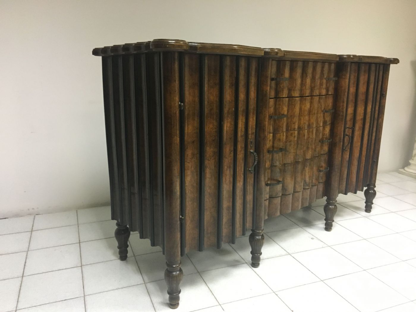 Credenza in radica periodo dèco . Milano 1919 / 1930