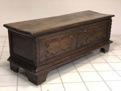 Cassapanca lombarda bresciana . XVII secolo