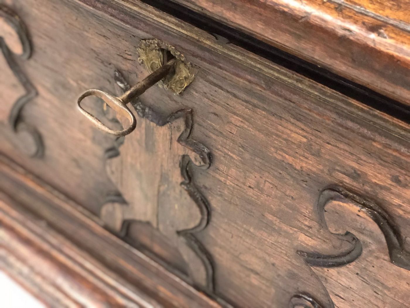Cassapanca lombarda bresciana . XVII secolo