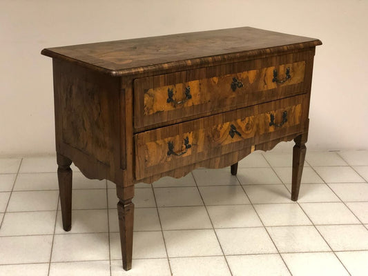 Louis XVI chest of drawers veneered in walnut and walnut root. Lombardy late 18th century