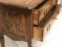Cassettone Luigi XVI lastronato in noce e radica di noce . Lombardia fine 700