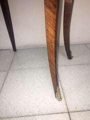 Coppia di comodini mossi bombati lastronati bois de rose