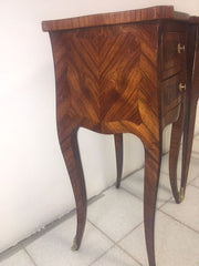 Coppia di comodini mossi bombati lastronati bois de rose