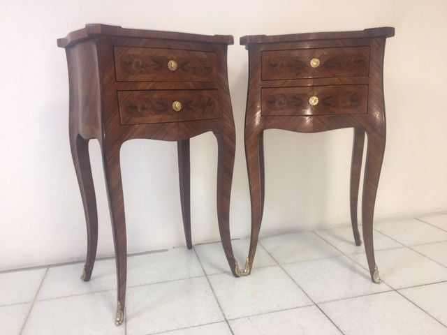 Coppia di comodini mossi bombati lastronati bois de rose