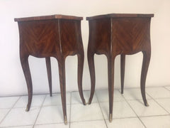 Coppia di comodini mossi bombati lastronati bois de rose