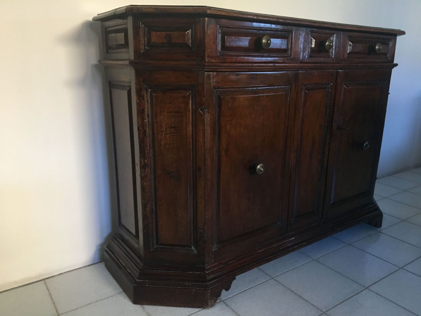 Credenza scantonata in noce . Bologna XVII secolo