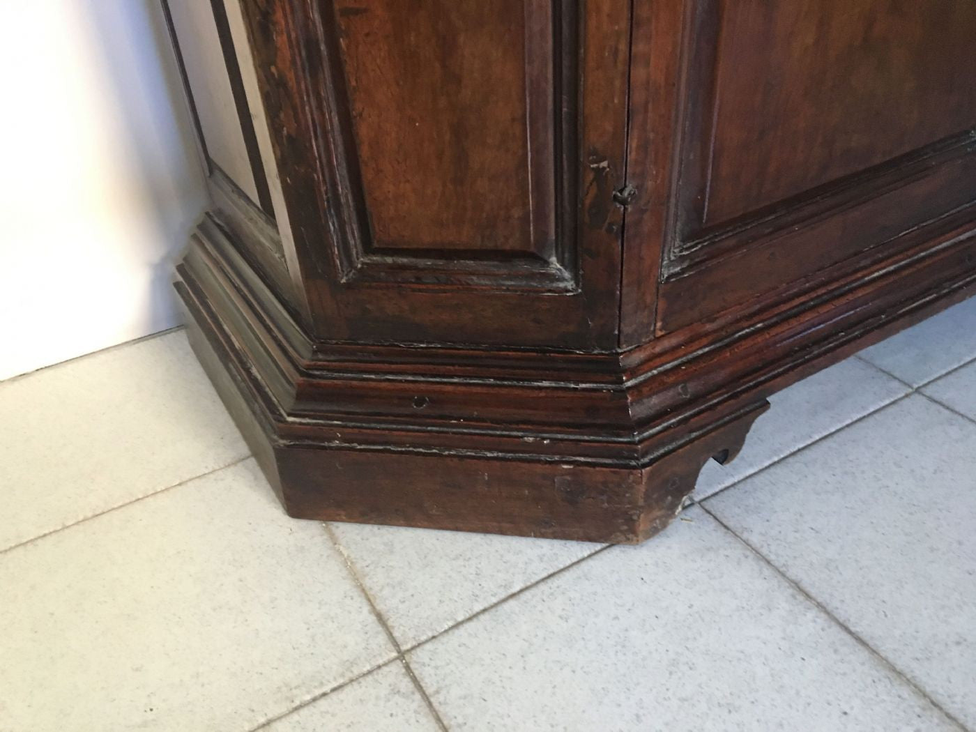 Credenza scantonata in noce . Bologna XVII secolo