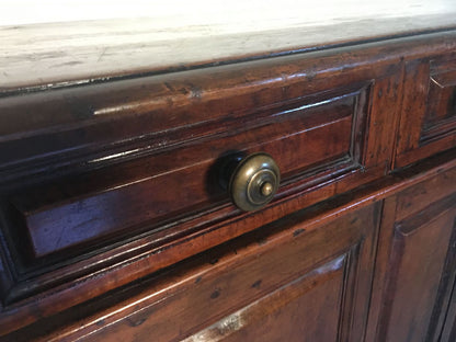 Credenza scantonata in noce . Bologna XVII secolo