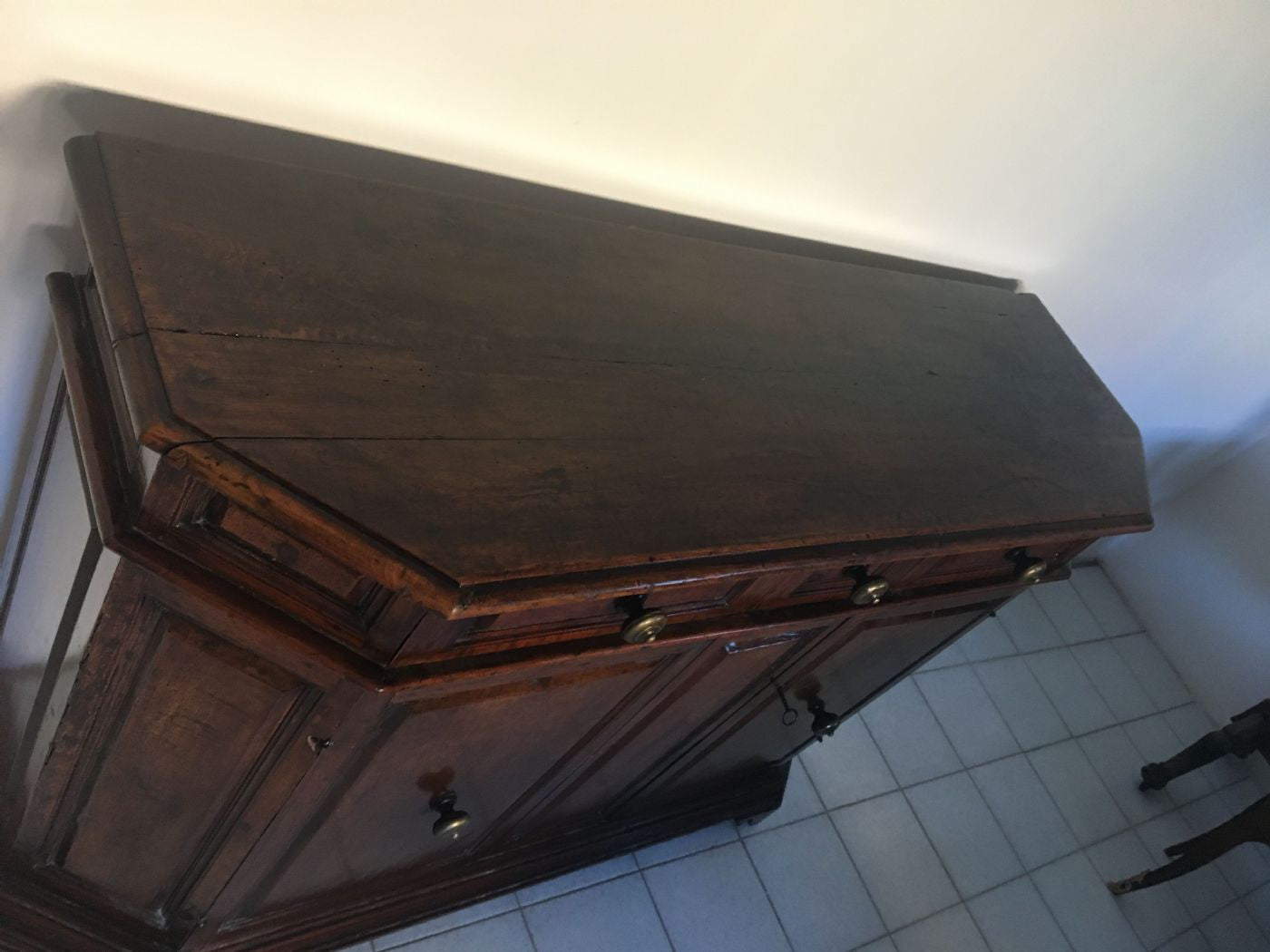 Credenza scantonata in noce . Bologna XVII secolo