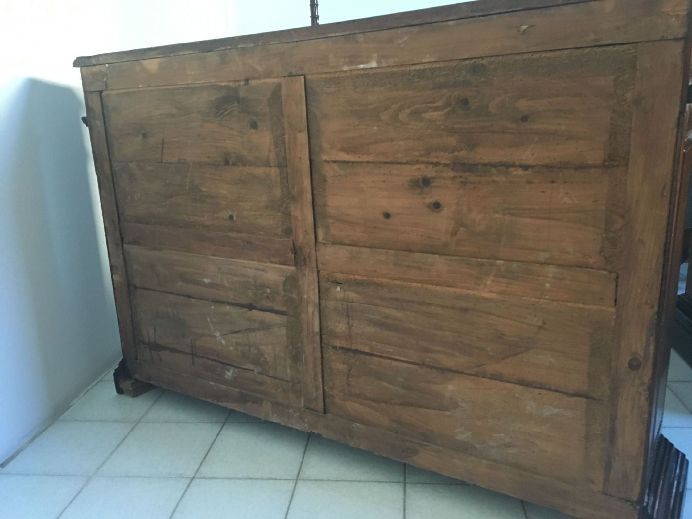 Credenza scantonata in noce . Bologna XVII secolo