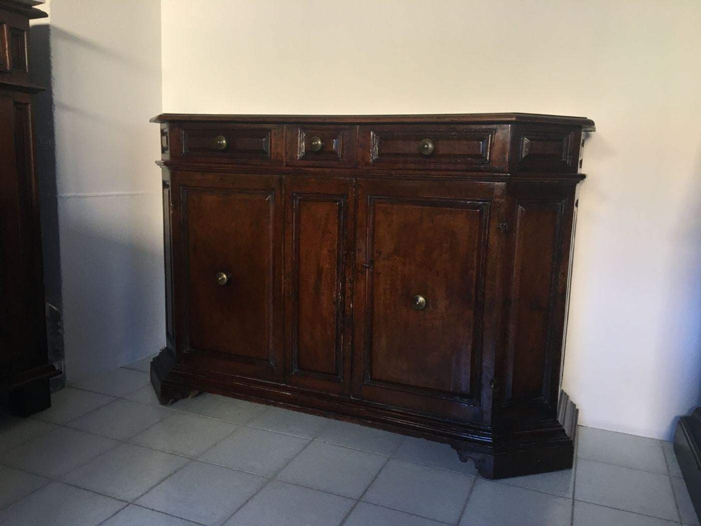 Credenza scantonata in noce . Bologna XVII secolo