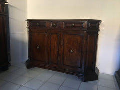 Credenza scantonata in noce . Bologna XVII secolo