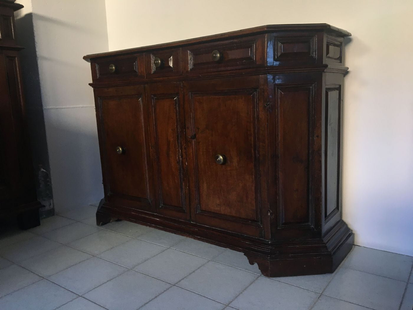 Credenza scantonata in noce . Bologna XVII secolo