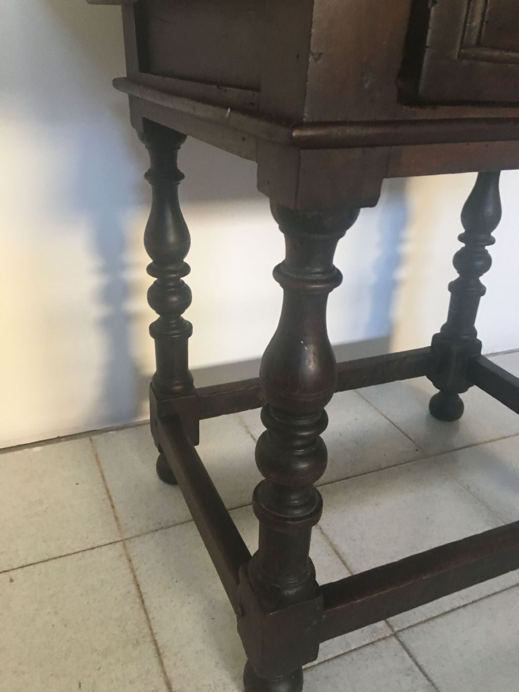 Walnut reel table. Bologna 18th century