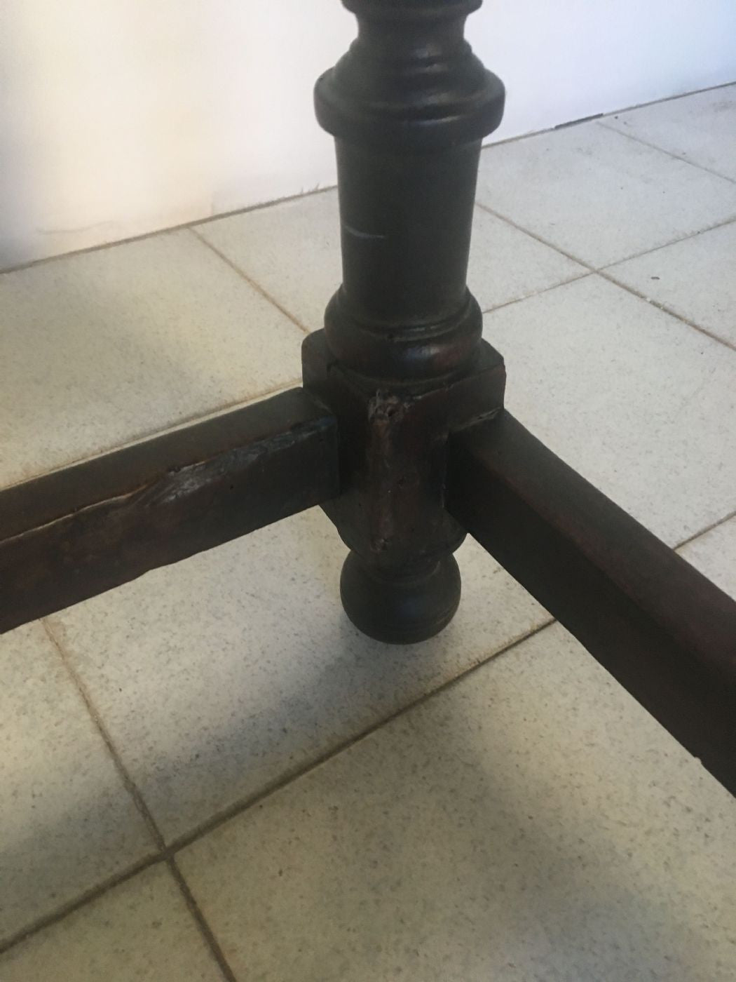Walnut reel table. Bologna 18th century