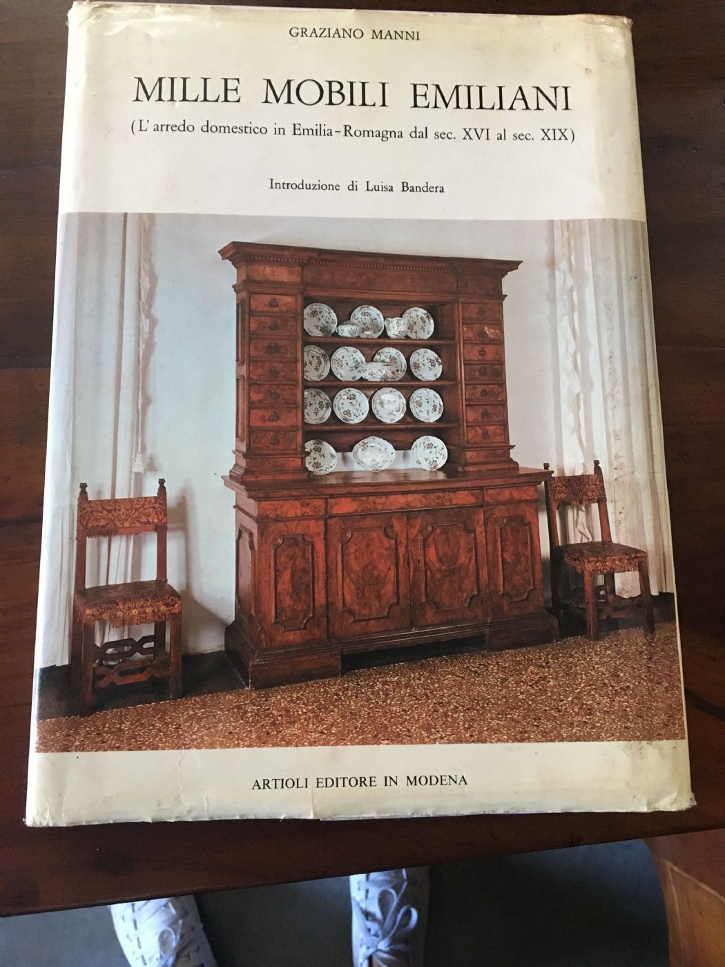 Canterano emiliano noce e radica di noce . XVII secolo
