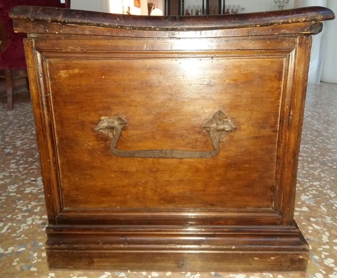 Cassapanca noce . Emilia XVII secolo
