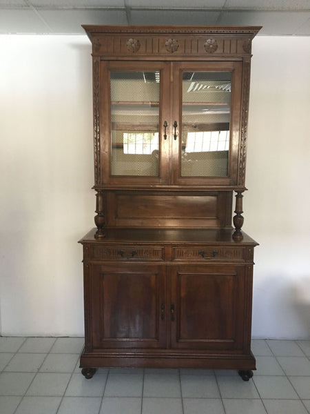 Credenza vetrina in noce . Restaurata