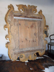 Specchiera in legno intagliato e dorato. Modena XVII sec.