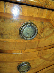 Cassettone lastronato mosso sul fronte XVIII secolo
