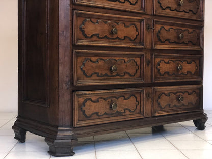 Lombard walnut chest of drawers. 17th century