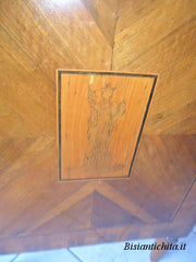 Cassettone lombardo Luigi xvi lastronato con figure