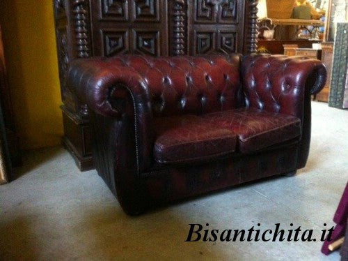 Divano in cuoio due posti modello Chesterfield 1950