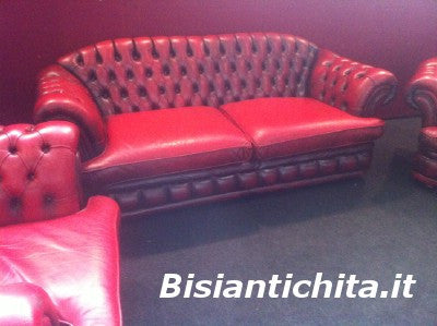 Divano tre posti chesterfield in cuoio rosso vinaccia con due poltrone