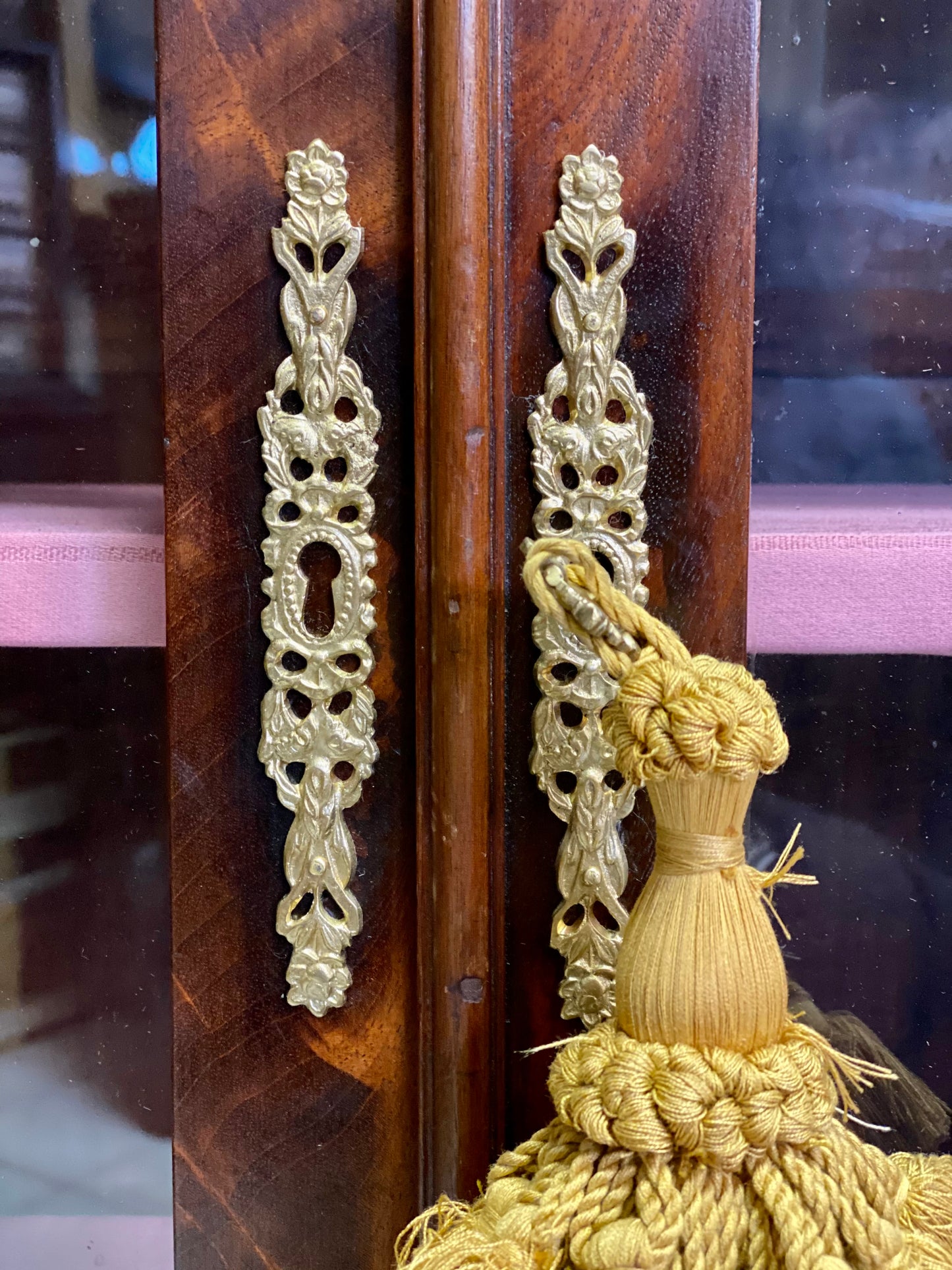 Empire display cabinet in mahogany feather. 19th century