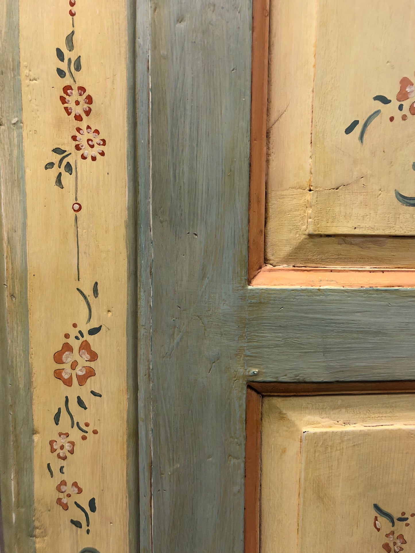Lacquered and painted wardrobe. Early 19th century