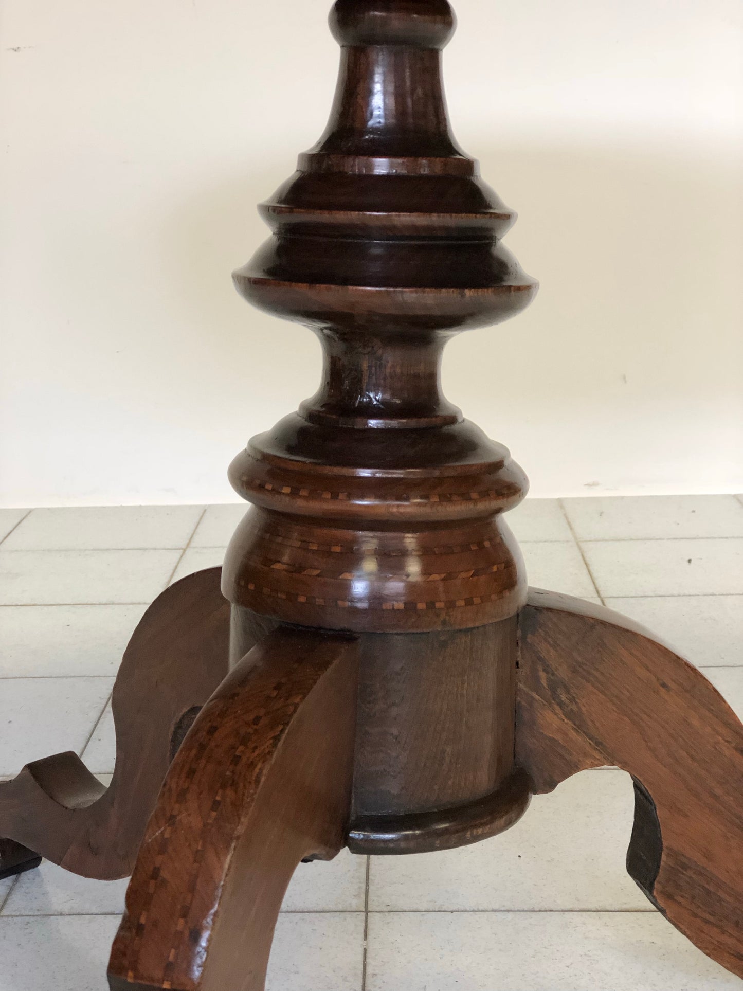 Tavolo di Rolo a marqueterie. 94 cm diametro