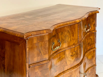 Credenza mossa sul fronte . Ferrara Luigi XIV fine 600