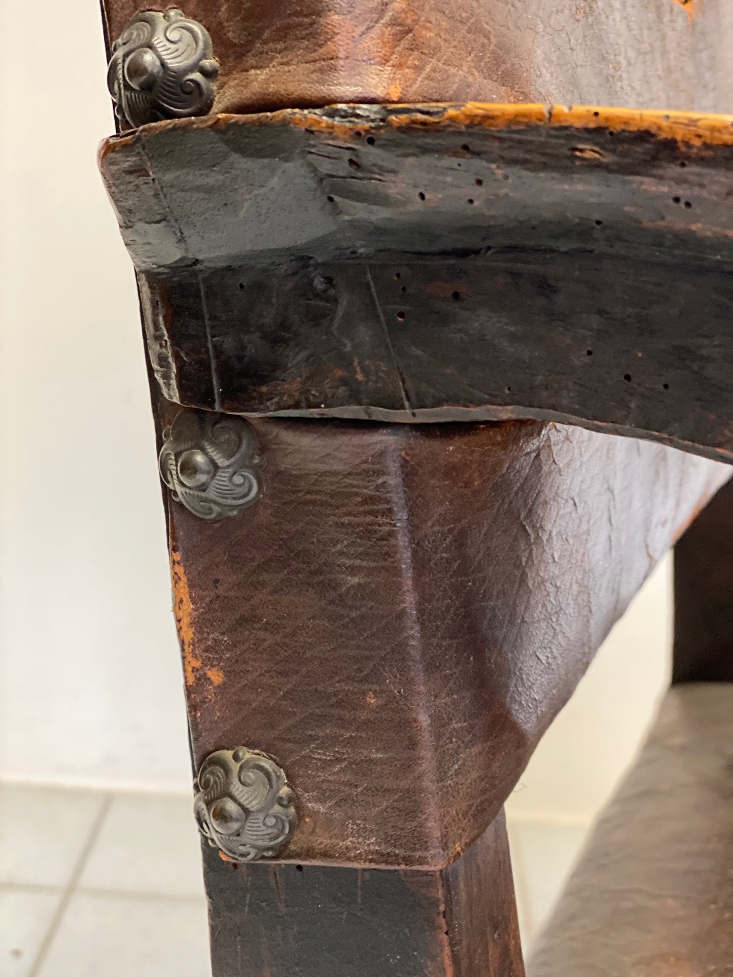 Lombard throne in walnut with studs. XVI - XVII century