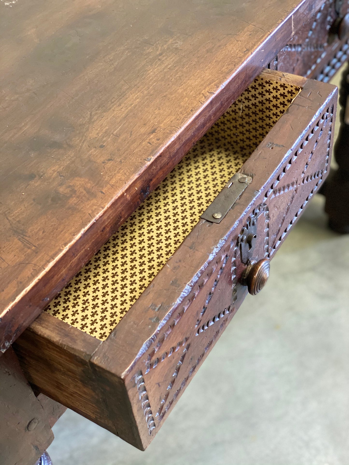 Walnut reel table. 17th century