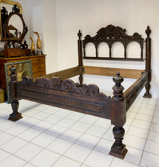 Letto in noce matrimoniale . XVII secolo