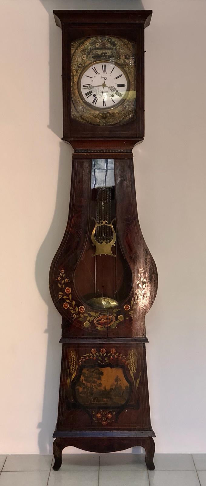 Orologio a pendolo laccato e dipinto. XIX secolo