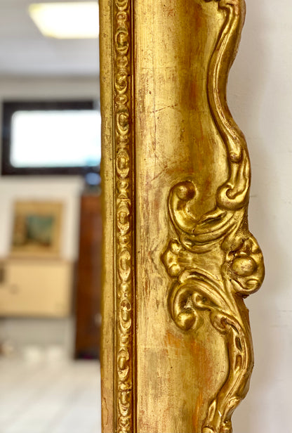 Grande specchiera lombarda in legno intagliato dorato a foglia . XIX secolo