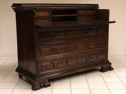 Rustic walnut chest of drawers with a slitter. Lombardy, 17th century