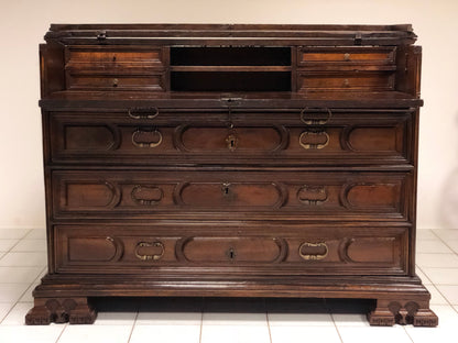 Rustic walnut chest of drawers with a slitter. Lombardy, 17th century