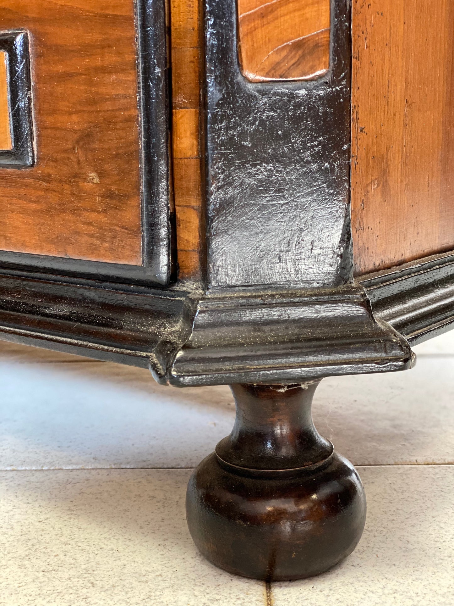 Chest of drawers in walnut and precious woods. Piedmont 17th century