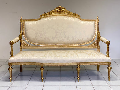 Carved and gilded sofa in gold leaf. Early 19th century
