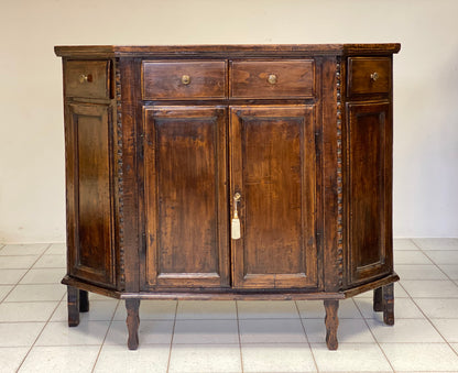 Credenza scantonata veneta .verona metà XVIII secolo