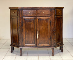 Credenza scantonata veneta .verona metà XVIII secolo