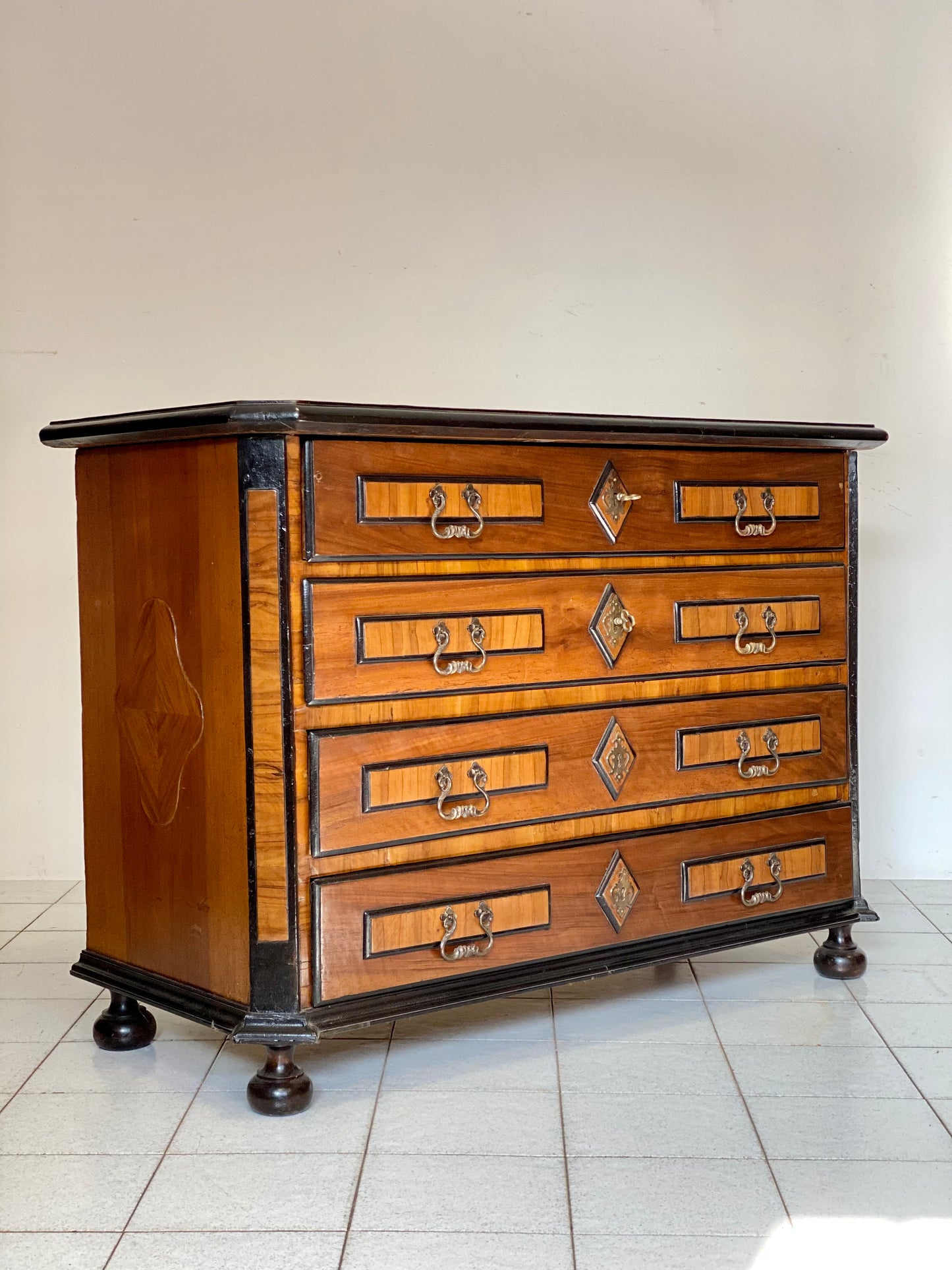 Chest of drawers in walnut and precious woods. Piedmont 17th century