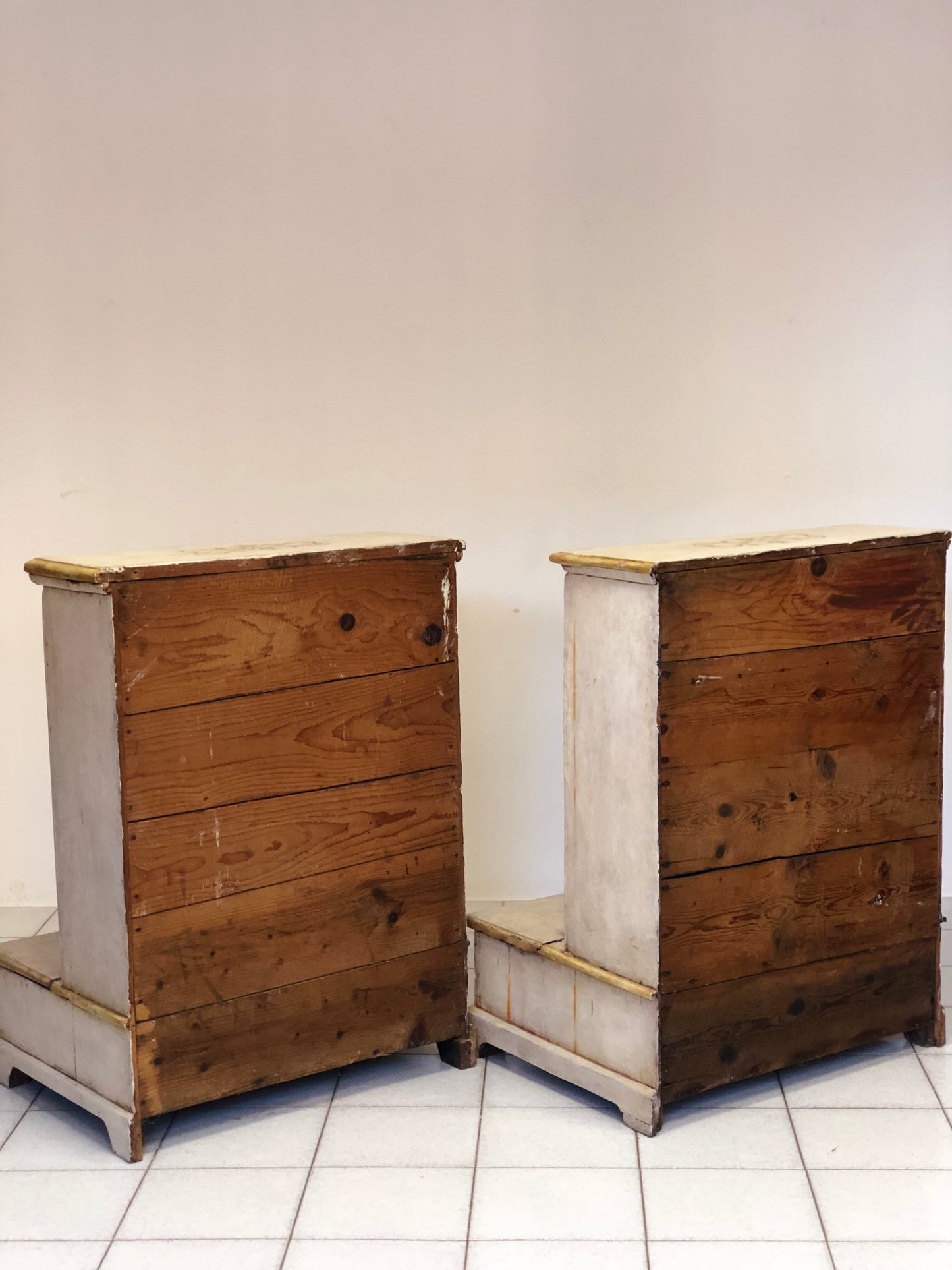 Coppia di inginocchiatoi laccati dipinti . XIX secolo
