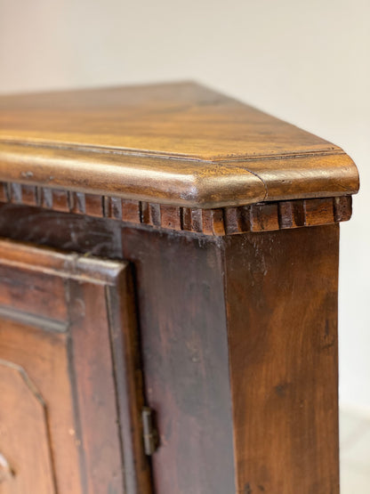 Walnut and chestnut corner cabinet Piedmont 18th century