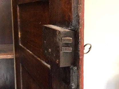 Armadio scantonato laccato e dipinto. XVIII secolo