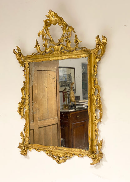 Specchiera in legno intagliato dorato a foglia . Venezia inizio XIX secolo