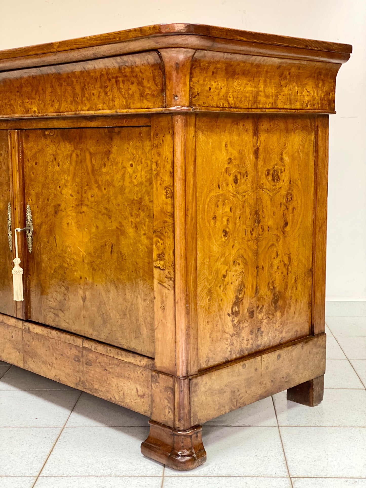 Credenza Carlo X radica di olmo . XIX secolo