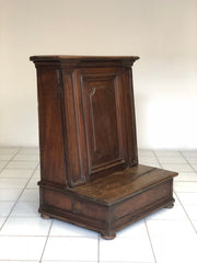 Inginocchiatoio in noce Emiliano bolognese . XVII secolo